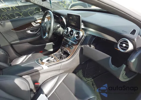 2017 Mercedes-Benz C 300 4Matic/Luxury 4Matic/Sport 4Matic z USA, uszkodzony, nr VIN 55SWF4KB3HU214054